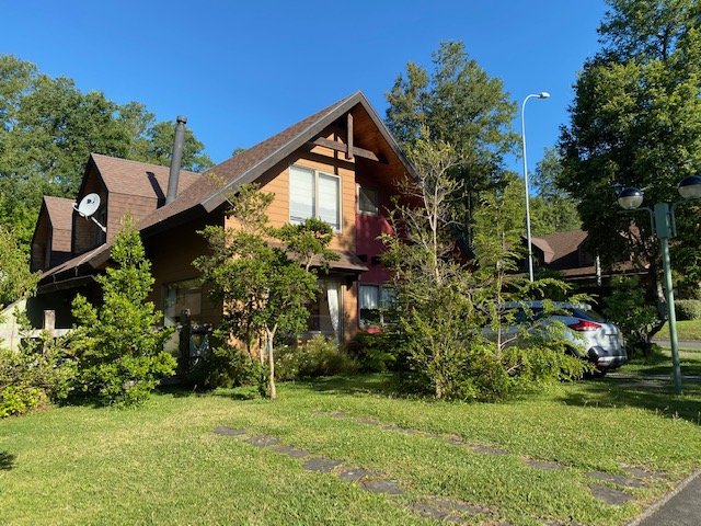 Arriendo casa en pucon condominio casa bosque, 4 dormitorios, 3 baños, estacionamiento, piscina del condominio