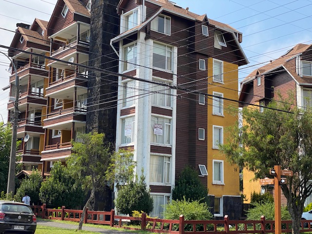 Pucon vendo amplio departamento central, 3 dormitorios, 2 baños, 1 estacionamiento. bodega